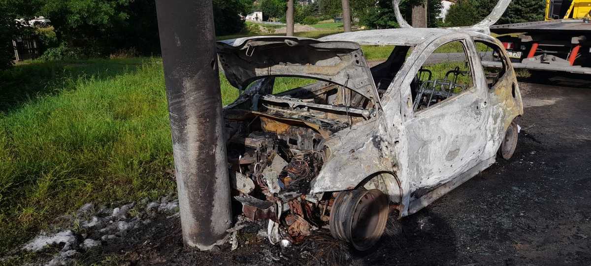 Samochód spłonął po uderzeniu w betonowy słup, kierowca uciekł z miejsca zdarzenia