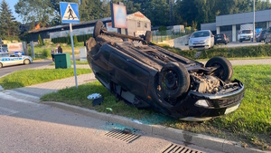 Groźnie wyglądające dachowanie, powodem zły stan techniczny pojazdu