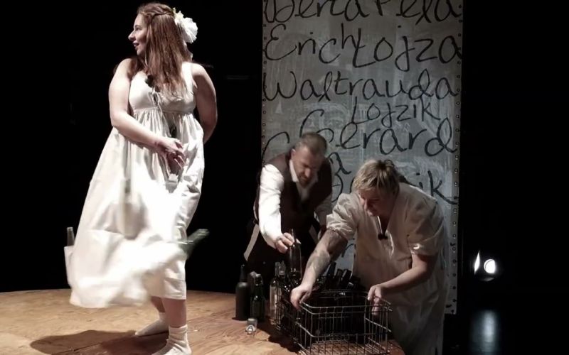 Spektakl teatralny z tłumaczeniem na język migowy - Pónbóczek doł żywot - Śląski Tryptyk Teatralny cz. 2