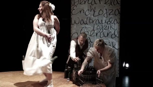 Spektakl teatralny z tłumaczeniem na język migowy - Pónbóczek doł żywot - Śląski Tryptyk Teatralny cz. 2