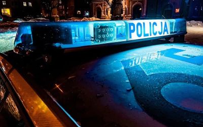 (Nieaktualne) Pobicie przed pubem przy ul. Łowickiej. Policja szuka podejrzewanego