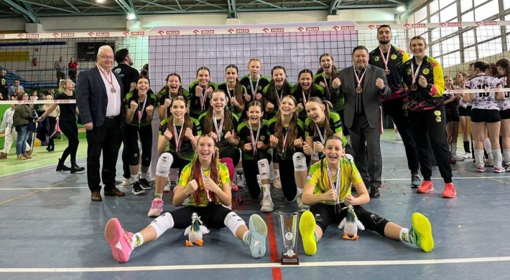 Siatkarska młodzież z medalami, fot. materiały prasowe UM Jastrzębie-Zdrój