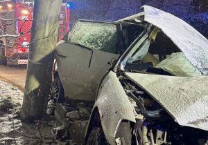 Niedostosowanie prędkości do panujących warunków na drodze przyczyną wypadku, fot. materiały prasowe KMP Jastrzębie-Zdrój