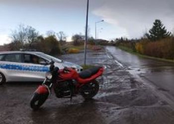 23-latek kierował motocyklem, a tablice miał z ciągnika