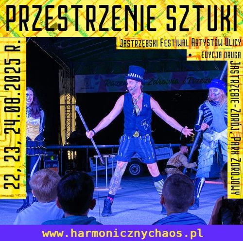 Pokaz połykania ognia w wykonaniu Macieja Cierzniaka w ramach Przestrzenie Sztuki 2025