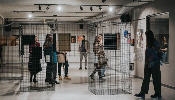 W Łaźni Moszcznica – siedzibie Instytutu Dziedzictwa i Dialogu – odbył się wernisaż wystawy podsumowującej IV edycję Jastrzębskiej Szkoły Fotografii Dokumentalnej
