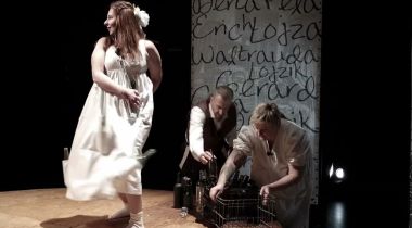 Spektakl teatralny z tłumaczeniem na język migowy - Pónbóczek doł żywot - Śląski Tryptyk Teatralny cz. 2
