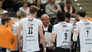 Mecz pełen zwrotów akcji, ale to Skra sięga po zwycięstwo (wideo)