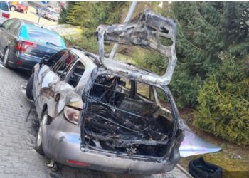 Podpaliła samochód i ukryła się przed policjantami w wersalce...