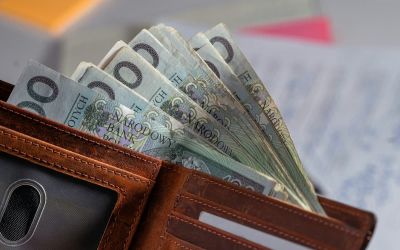 Kilka tysięcy złotych zostało w bankomacie. Uczciwy znalazca zaniósł je na policję