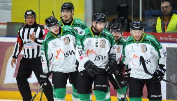 Wielka walka i komplet punktów – JKH GKS Jastrzębie wygrywa derby z Tychami (wideo)