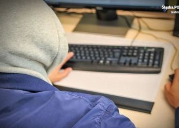 Czujna sąsiadka zapobiegła przekazaniu pieniędzy przez seniorów