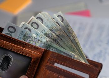 Gotówka wystawała z bankomatu przy Piłsudskiego. Znalazca zaniósł ją na komendę