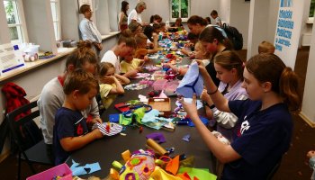 Literackie wrażenia i ekozabawki - udane "Czytanie na trawie" mimo deszczu