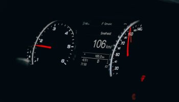 25-latek pędził 110 km/h w terenie zabudowanym