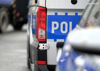 Policjanci wybili szybę w samochodzie, by ratować malutkie dziecko