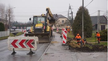 Trwa remont odcinka drogi i chodnika na Niepodległości w Bziu