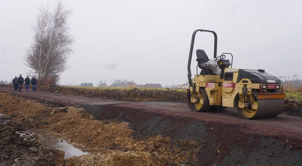 Postępują prace przy budowie chodnika i ścieżki rowerowej, fot. z arch UM