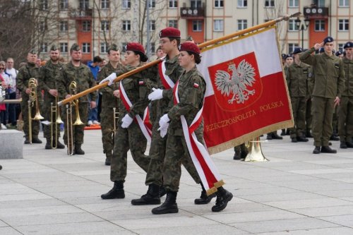 Ślubowanie klas mundurowych III LO z pokazem musztry